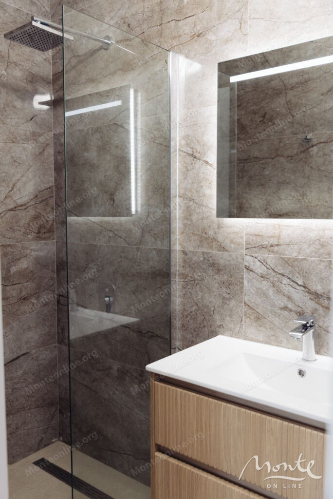 prostornaya kvartira s 2 spalnyami i vidom na more v sveti stefane budva 23