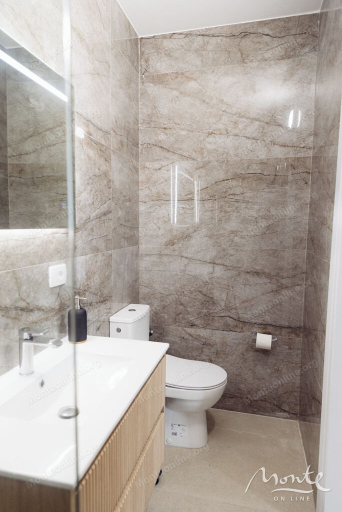 prostornaya kvartira s 2 spalnyami i vidom na more v sveti stefane budva 24