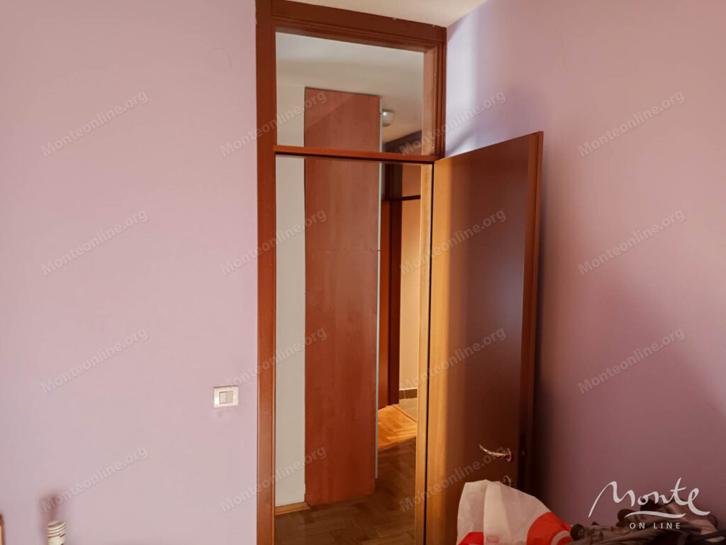 prostornaya kvartira s 2 spalnyami v rajone staryj aerodrom podgoricza 06