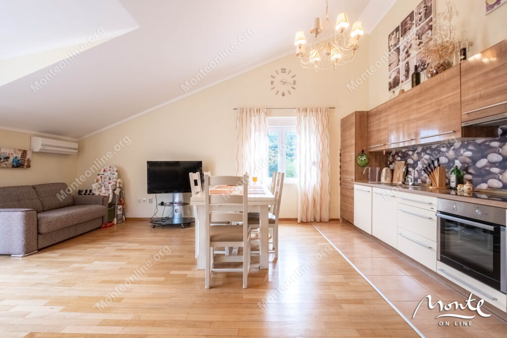 prostornaya kvartira s 2 spalnyami vidom na more i bassejnom v prchane kotor 03