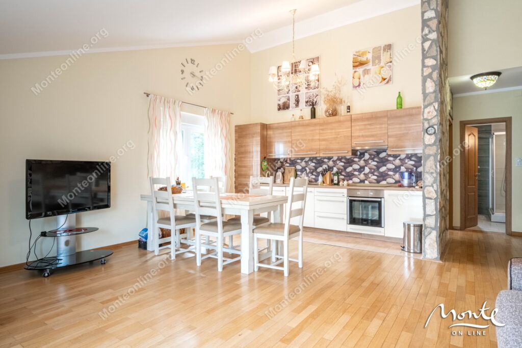 prostornaya kvartira s 2 spalnyami vidom na more i bassejnom v prchane kotor 04