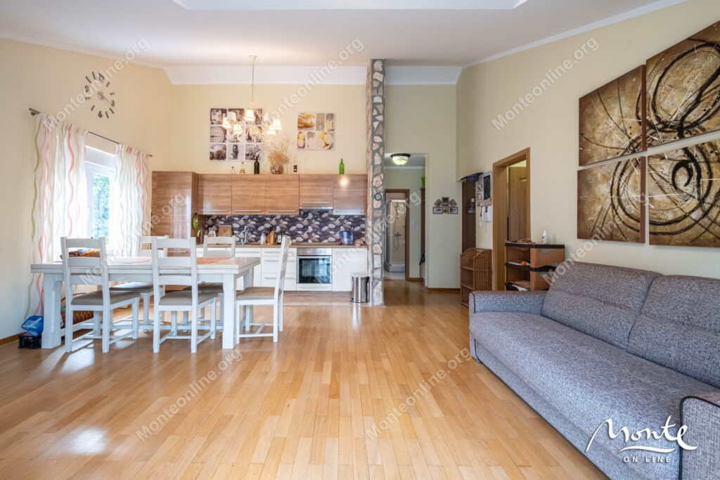 prostornaya kvartira s 2 spalnyami vidom na more i bassejnom v prchane kotor 05