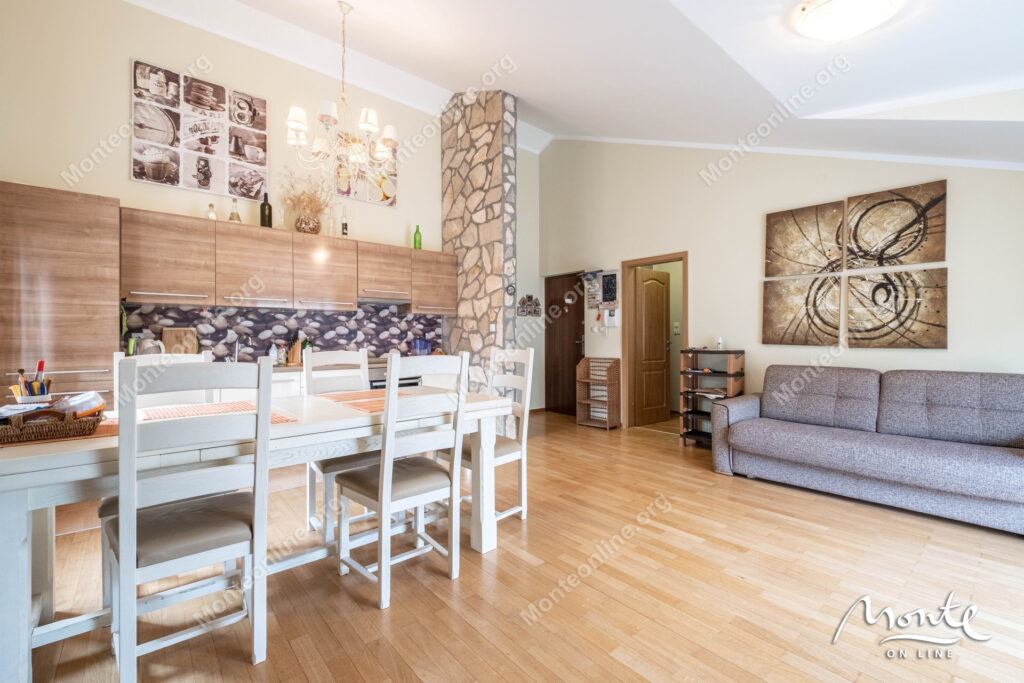 prostornaya kvartira s 2 spalnyami vidom na more i bassejnom v prchane kotor 06