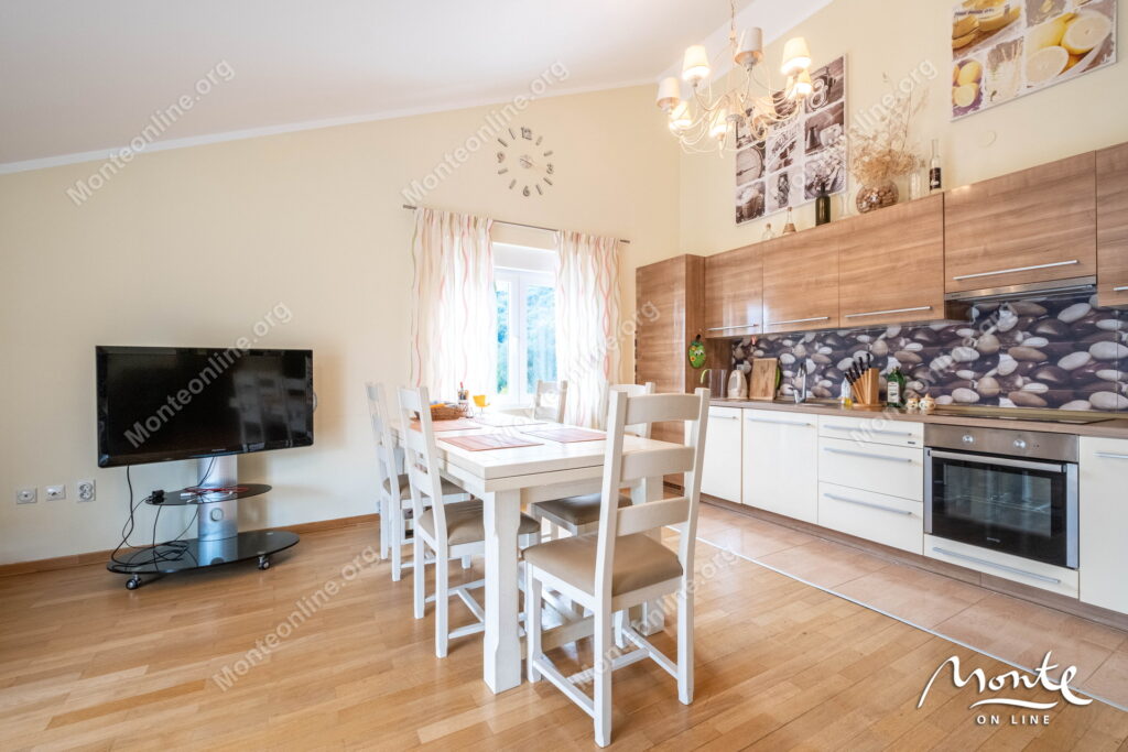 prostornaya kvartira s 2 spalnyami vidom na more i bassejnom v prchane kotor 07