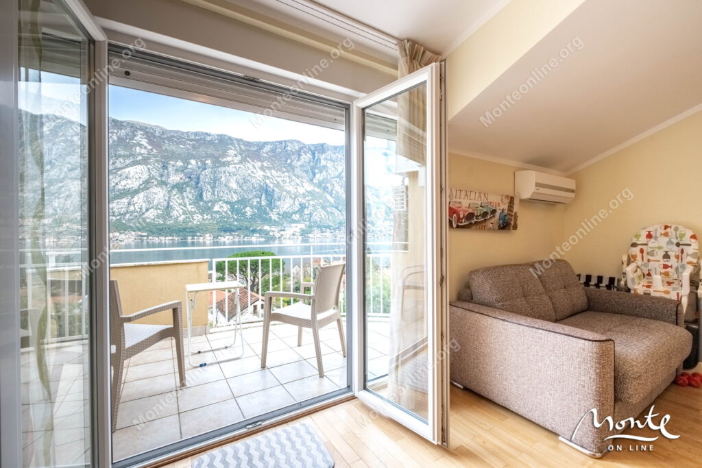 prostornaya kvartira s 2 spalnyami vidom na more i bassejnom v prchane kotor 08