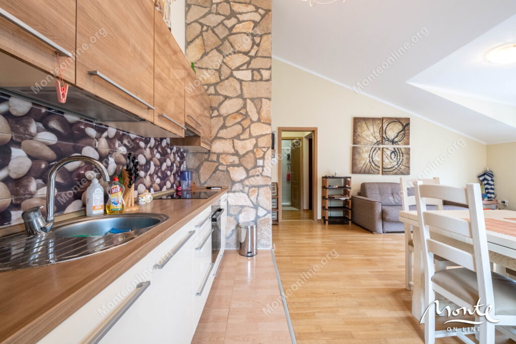 prostornaya kvartira s 2 spalnyami vidom na more i bassejnom v prchane kotor 10