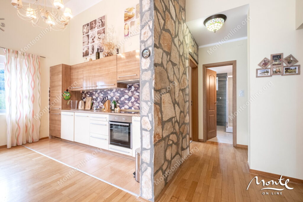 prostornaya kvartira s 2 spalnyami vidom na more i bassejnom v prchane kotor 14