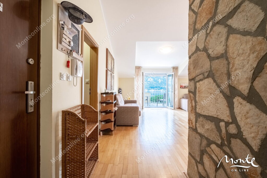 prostornaya kvartira s 2 spalnyami vidom na more i bassejnom v prchane kotor 15