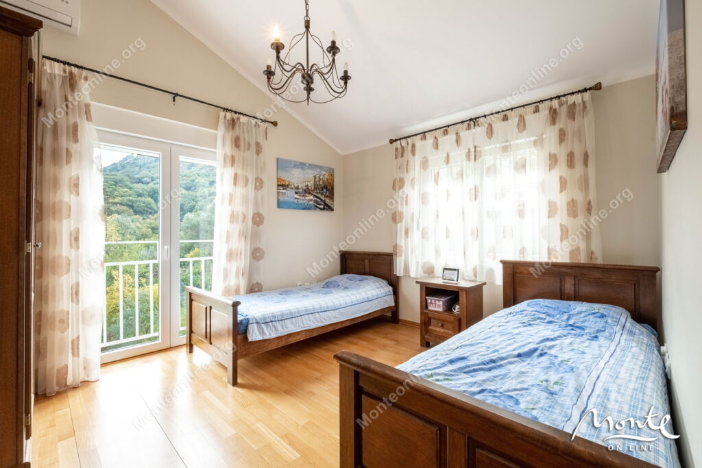 prostornaya kvartira s 2 spalnyami vidom na more i bassejnom v prchane kotor 17