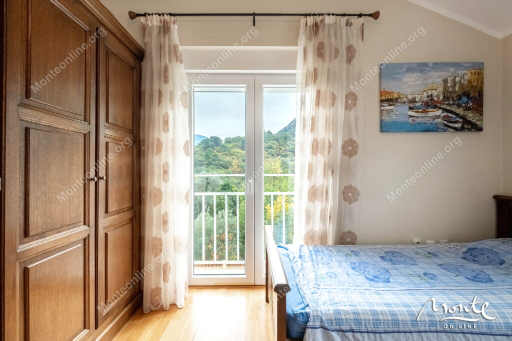 prostornaya kvartira s 2 spalnyami vidom na more i bassejnom v prchane kotor 18