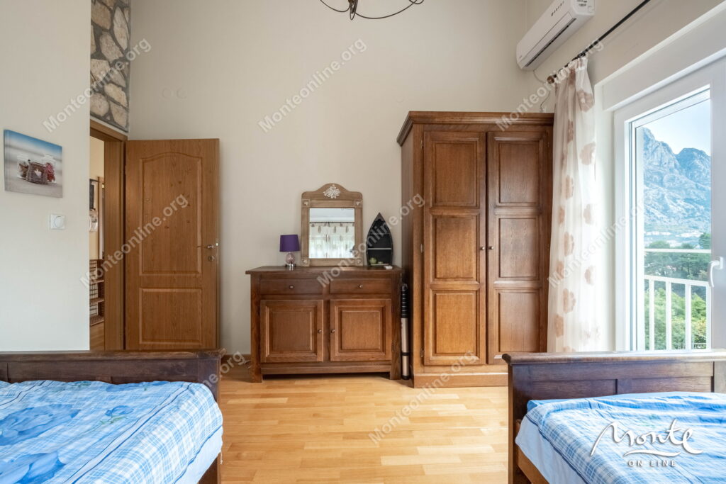 prostornaya kvartira s 2 spalnyami vidom na more i bassejnom v prchane kotor 19