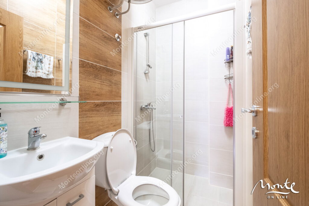 prostornaya kvartira s 2 spalnyami vidom na more i bassejnom v prchane kotor 23