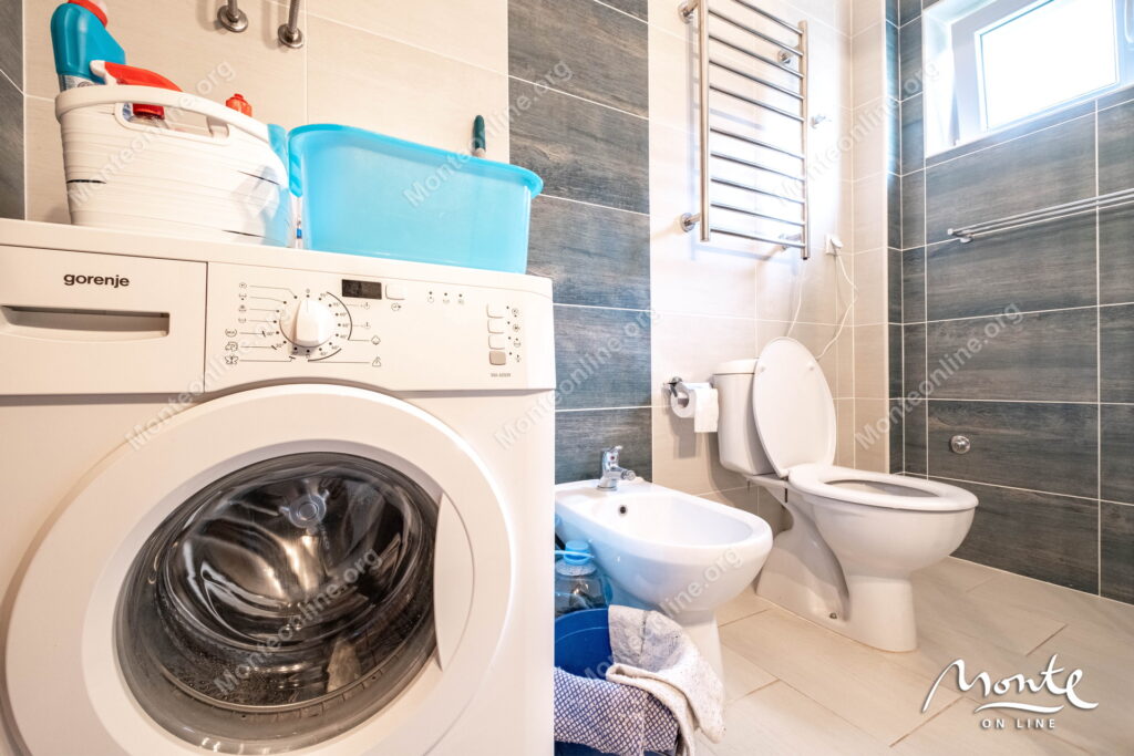 prostornaya kvartira s 2 spalnyami vidom na more i bassejnom v prchane kotor 24