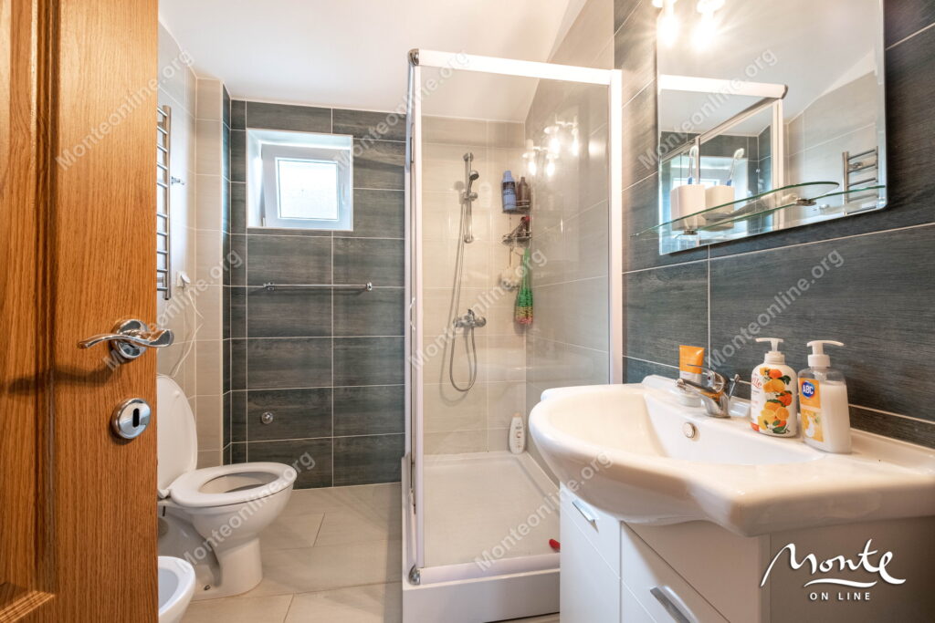 prostornaya kvartira s 2 spalnyami vidom na more i bassejnom v prchane kotor 25