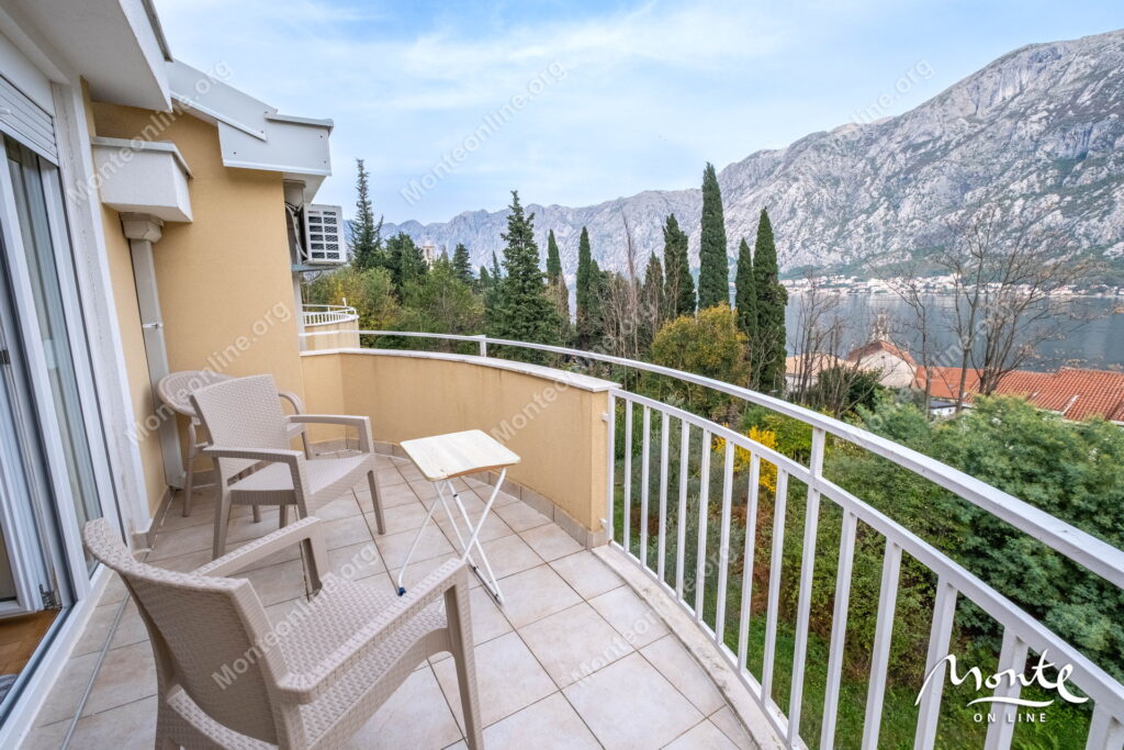 prostornaya kvartira s 2 spalnyami vidom na more i bassejnom v prchane kotor 26