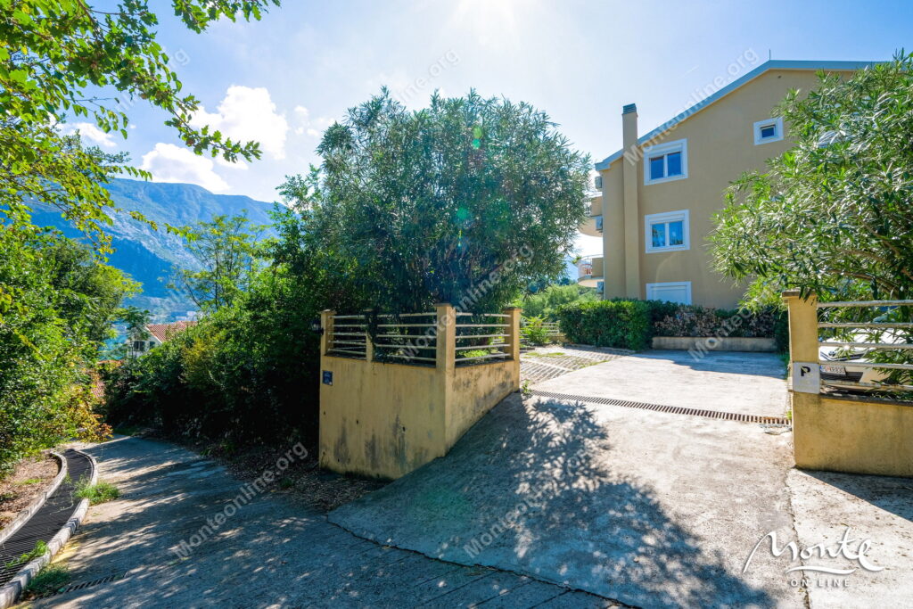 prostornaya kvartira s 2 spalnyami vidom na more i bassejnom v prchane kotor 31