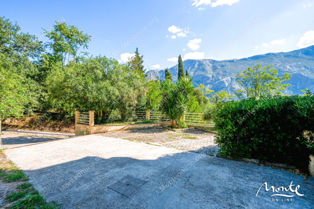 prostornaya kvartira s 2 spalnyami vidom na more i bassejnom v prchane kotor 35