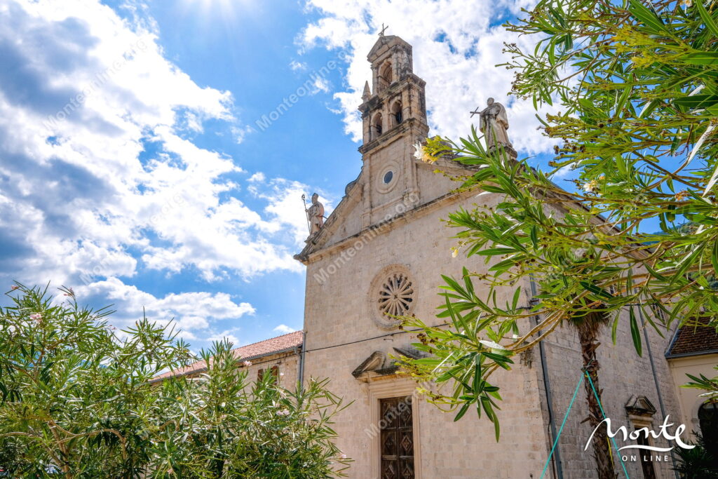 prostornaya kvartira s 2 spalnyami vidom na more i bassejnom v prchane kotor 40