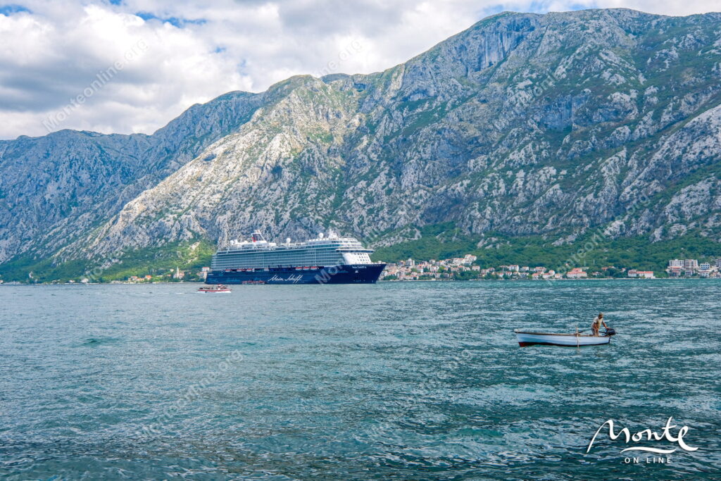 prostornaya kvartira s 2 spalnyami vidom na more i bassejnom v prchane kotor 41