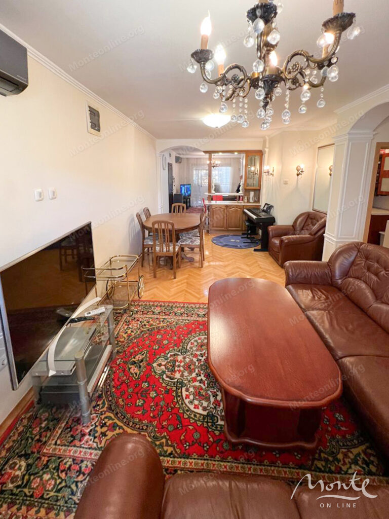 prostornaya meblirovannaya kvartira s 3 spalnyami v budve 03