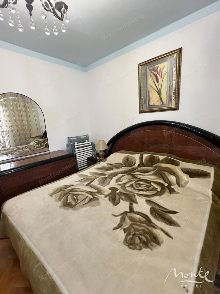 prostornaya meblirovannaya kvartira s 3 spalnyami v budve 11