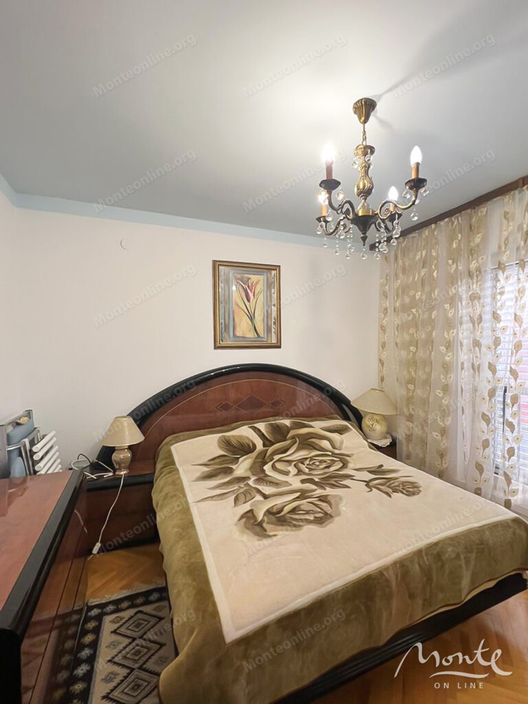 prostornaya meblirovannaya kvartira s 3 spalnyami v budve 12