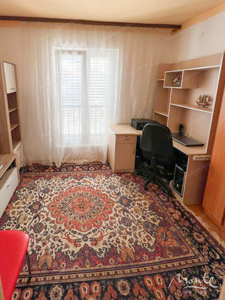 prostornaya meblirovannaya kvartira s 3 spalnyami v budve 16