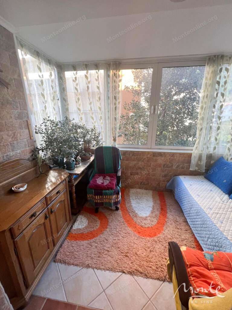 prostornaya meblirovannaya kvartira s 3 spalnyami v budve 18