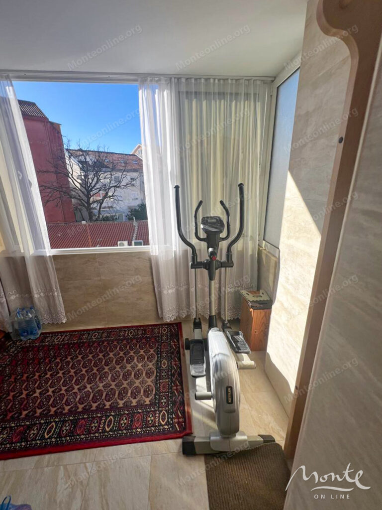 prostornaya meblirovannaya kvartira s 3 spalnyami v budve 19