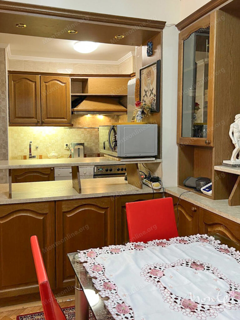 prostornaya meblirovannaya kvartira s 3 spalnyami v budve 22