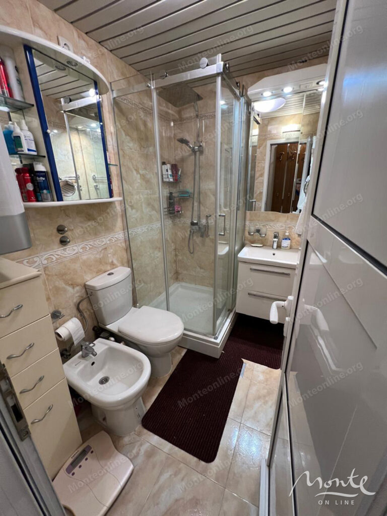 prostornaya meblirovannaya kvartira s 3 spalnyami v budve 30