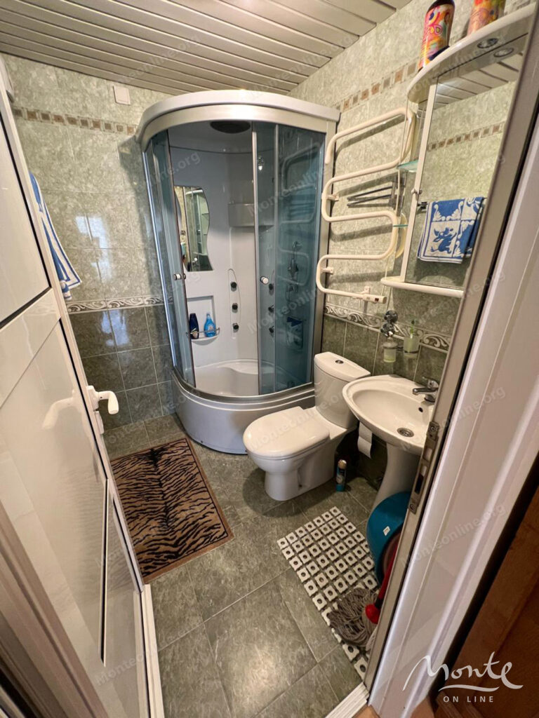 prostornaya meblirovannaya kvartira s 3 spalnyami v budve 31