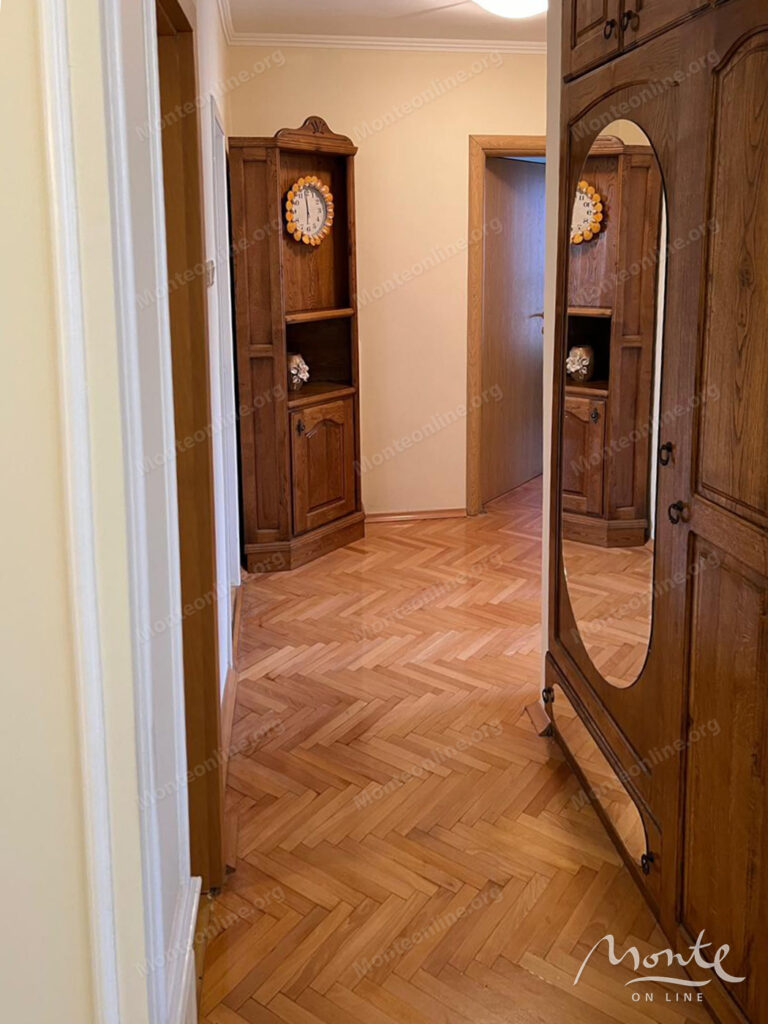 prostornaya meblirovannaya kvartira s 3 spalnyami v budve 32