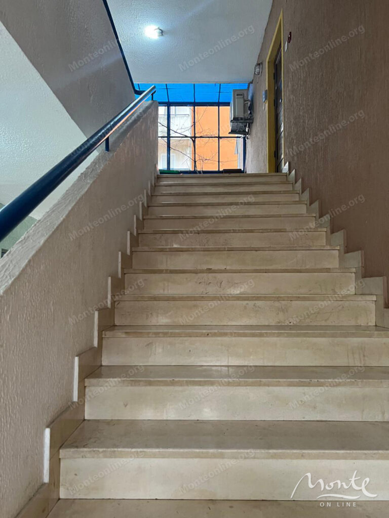 prostornaya meblirovannaya kvartira s 3 spalnyami v budve 34