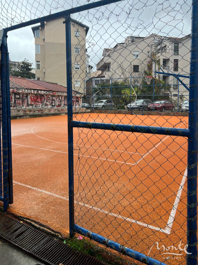 prostornaya meblirovannaya kvartira s 3 spalnyami v budve 36