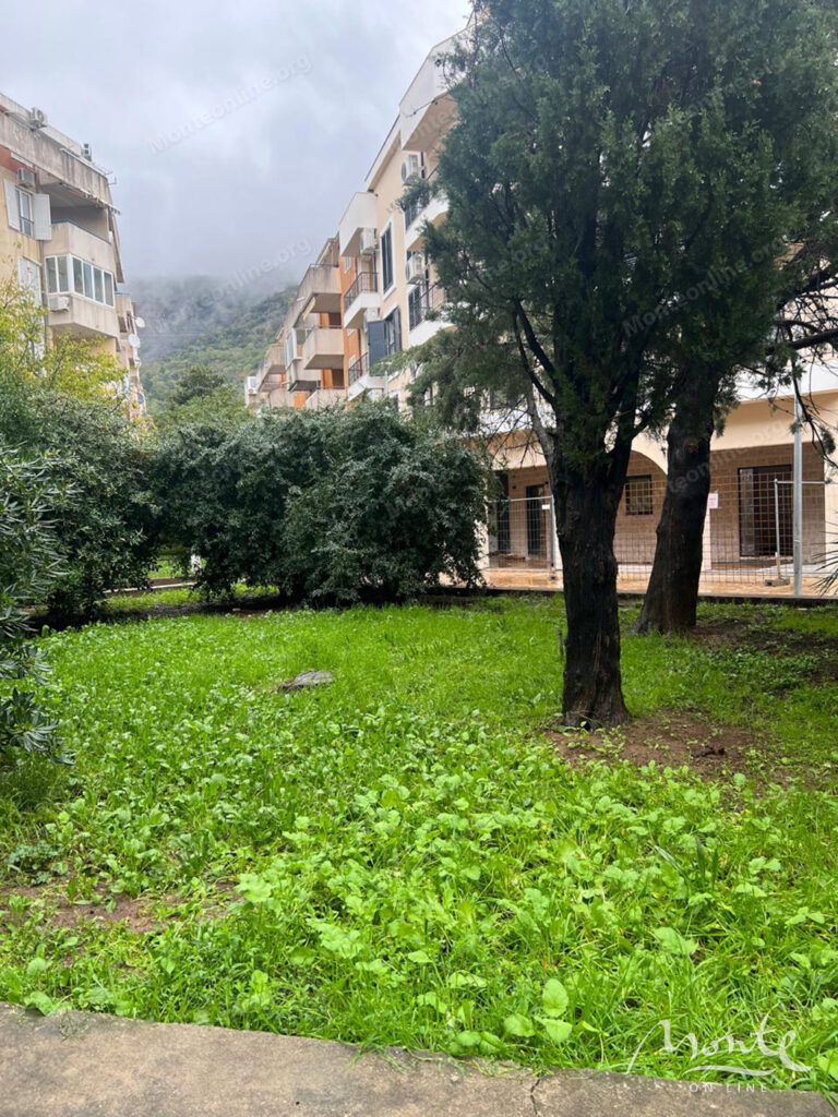 prostornaya meblirovannaya kvartira s 3 spalnyami v budve 37