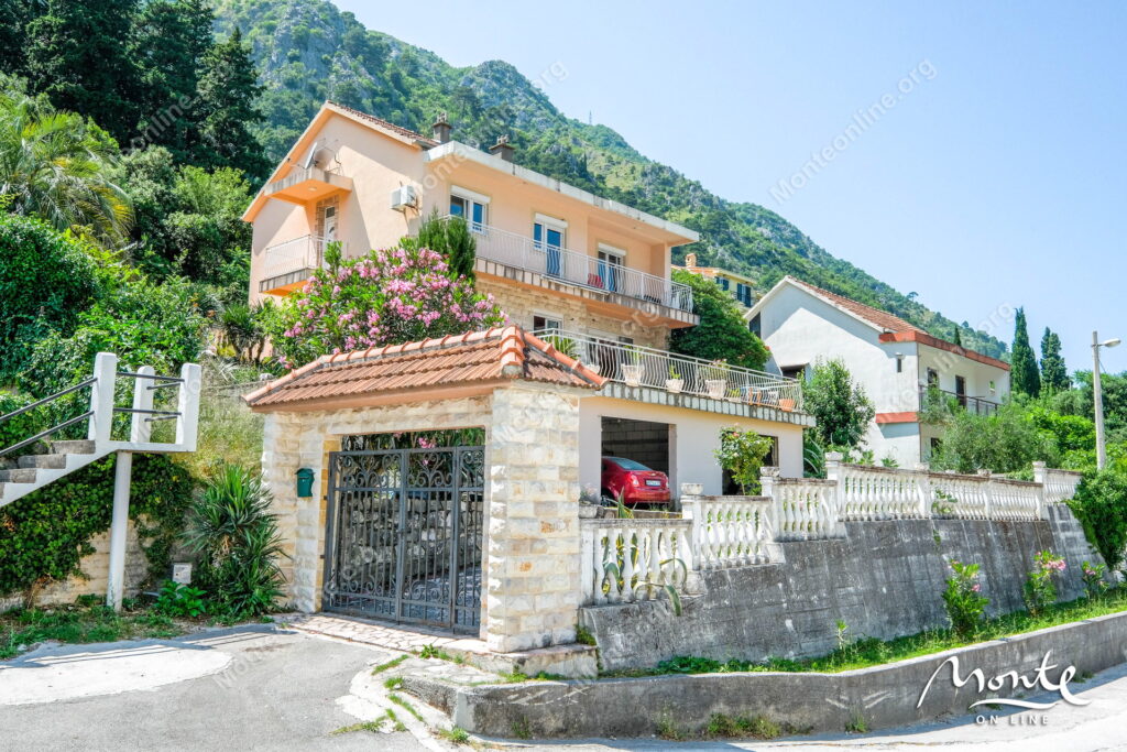 Prostrana kuća sa panoramskim pogledom na zaliv i stari grad Kotor 03