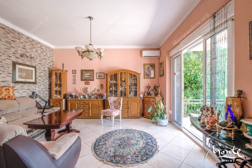 Prostrana kuća sa panoramskim pogledom na zaliv i stari grad Kotor 06