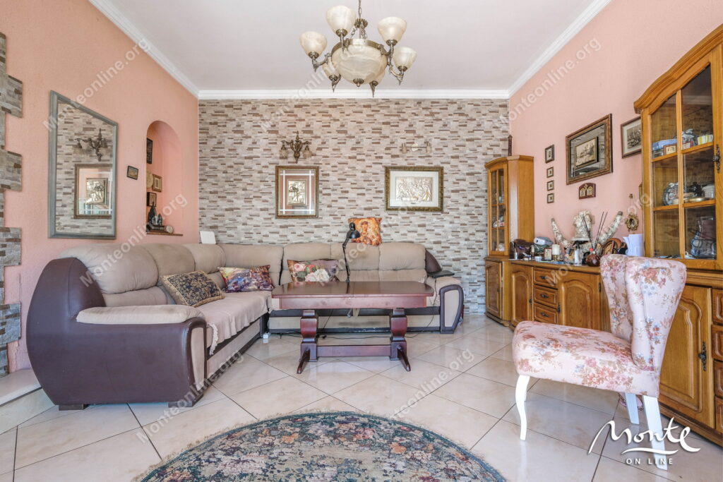 Prostrana kuća sa panoramskim pogledom na zaliv i stari grad Kotor 07