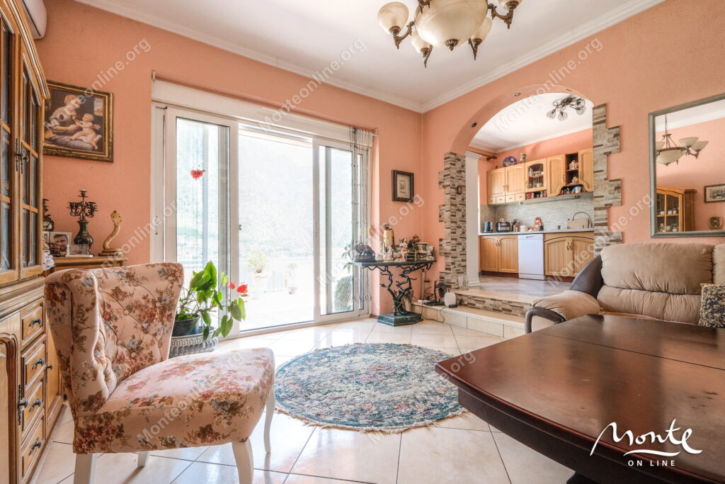 Prostrana kuća sa panoramskim pogledom na zaliv i stari grad Kotor 08