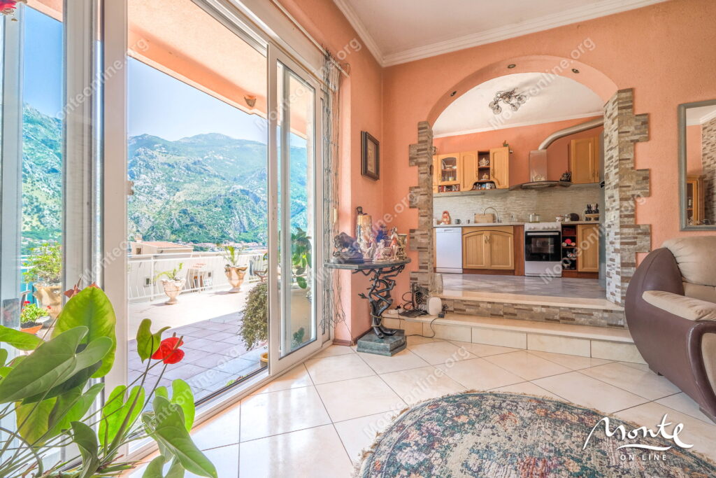 Prostrana kuća sa panoramskim pogledom na zaliv i stari grad Kotor 09