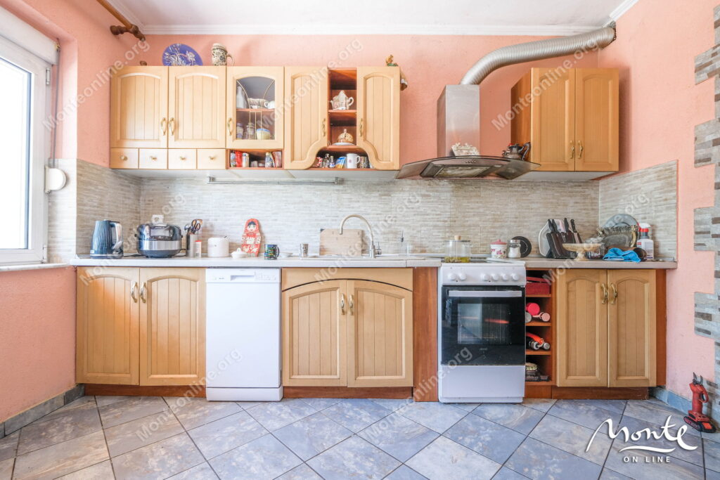 Prostrana kuća sa panoramskim pogledom na zaliv i stari grad Kotor 10