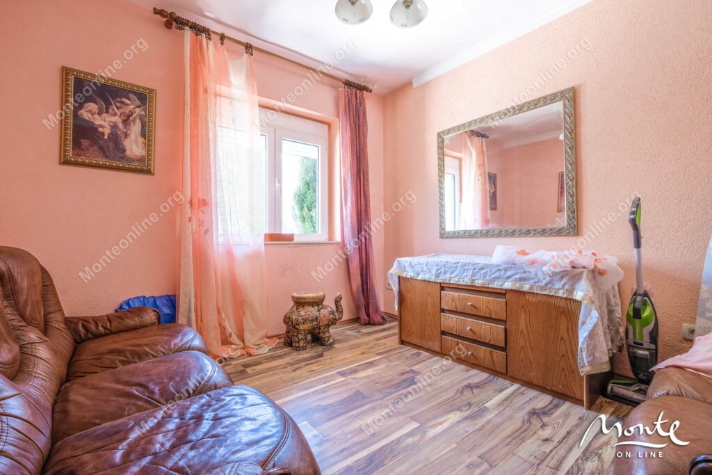 Prostrana kuća sa panoramskim pogledom na zaliv i stari grad Kotor 11