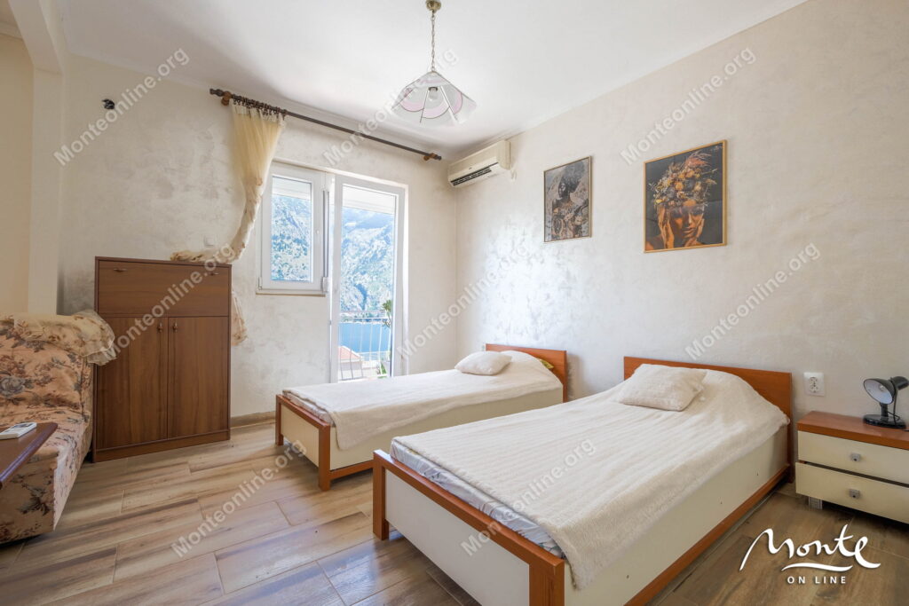 Prostrana kuća sa panoramskim pogledom na zaliv i stari grad Kotor 14