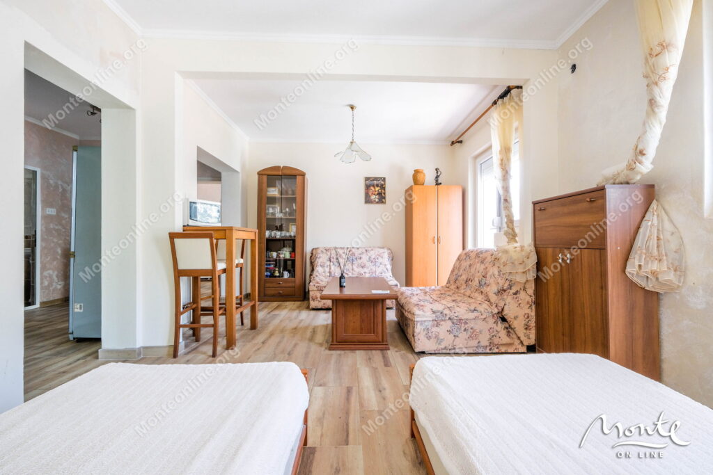 Prostrana kuća sa panoramskim pogledom na zaliv i stari grad Kotor 15