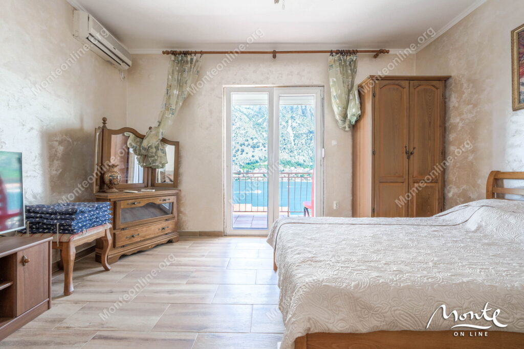 Prostrana kuća sa panoramskim pogledom na zaliv i stari grad Kotor 18