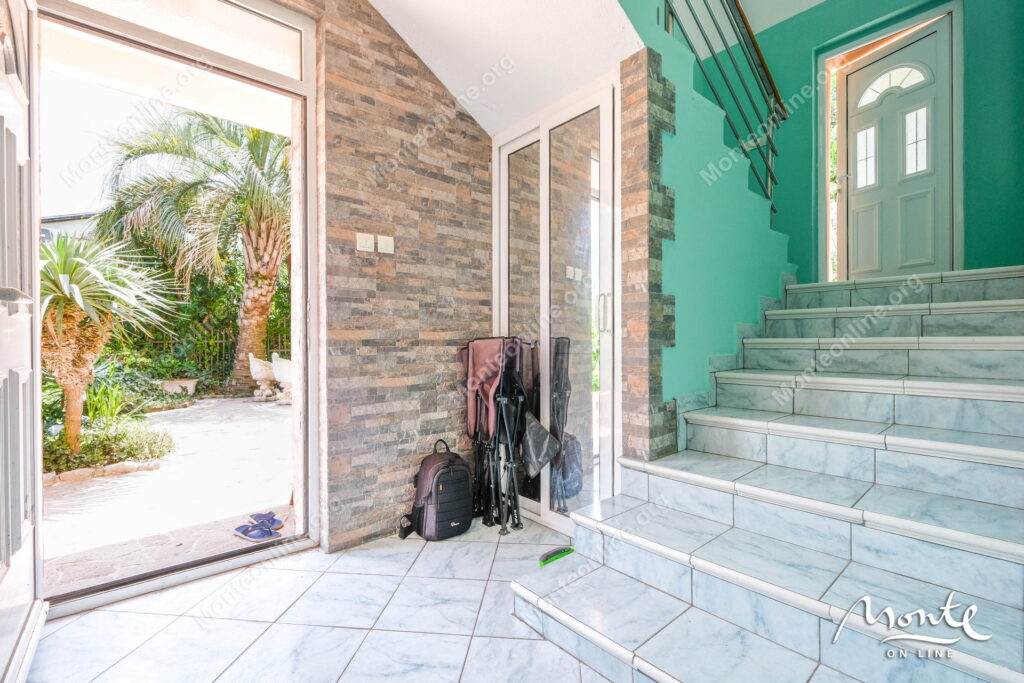 Prostrana kuća sa panoramskim pogledom na zaliv i stari grad Kotor 19