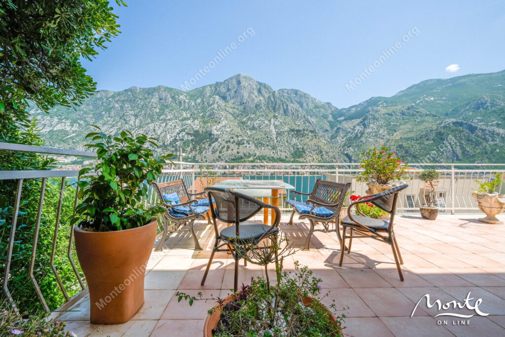 Prostrana kuća sa panoramskim pogledom na zaliv i stari grad Kotor 21