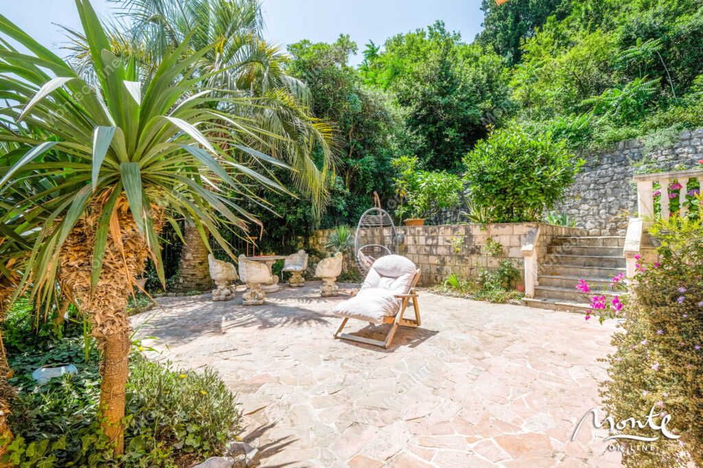 Prostrana kuća sa panoramskim pogledom na zaliv i stari grad Kotor 22