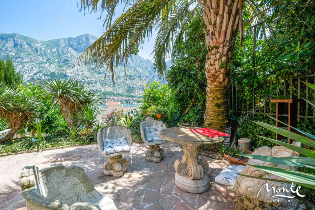 Prostrana kuća sa panoramskim pogledom na zaliv i stari grad Kotor 23